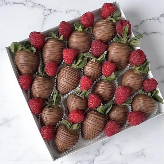 Подарочная коробка «Малиновый дуэт» с клубникой в шоколаде