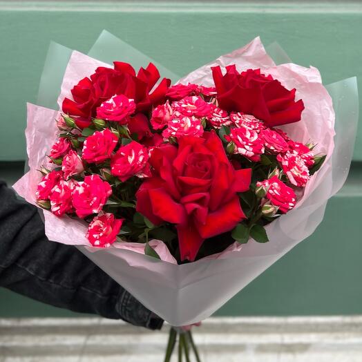 Яркий букет из кустовых и французских роз ( сб 167)