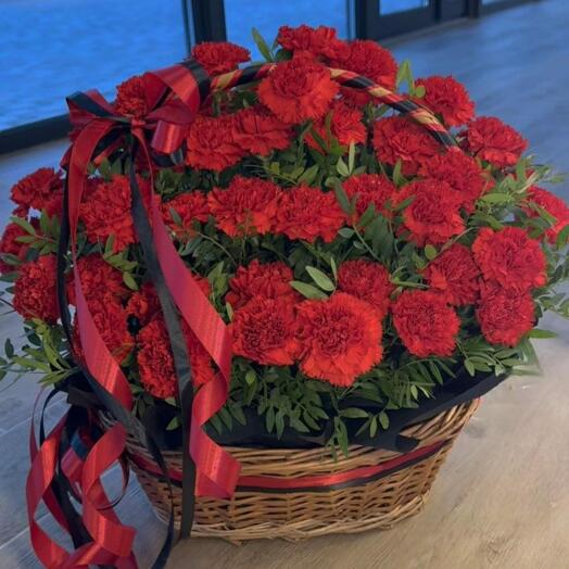 Корзина траурная с гвоздиками