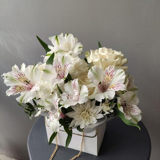 Белая композиция из альстромерий и роз Коко Шанель