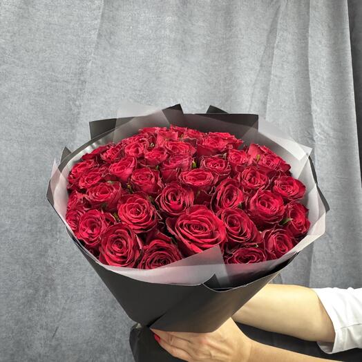39 бордовых роз