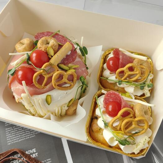 Мясной деликатесный пирог и закусочные капкейки