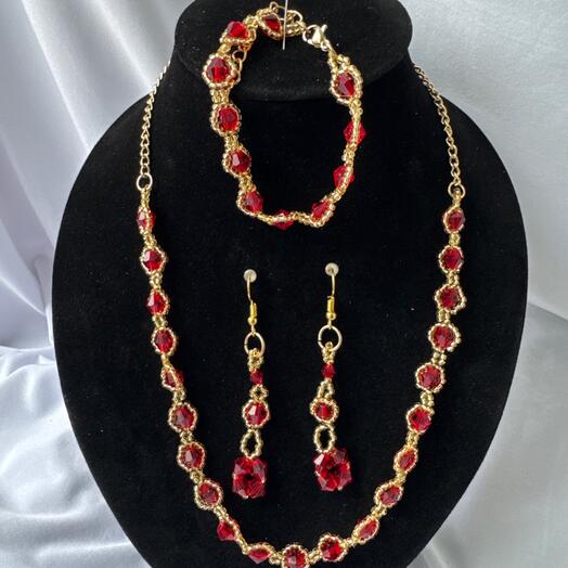 Комплект (колье, браслет, серьги) имитация под камень "Гранат" с золотом
