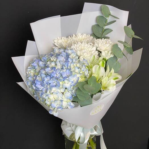 Букет- комплимент с гортензией, хризантемой, альстромерией и эвкалиптом