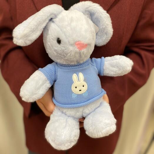 Игрушка зайка в синем свитере
