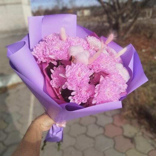 Букет из розовых кустовых хризантем и хлопка (3 шт)