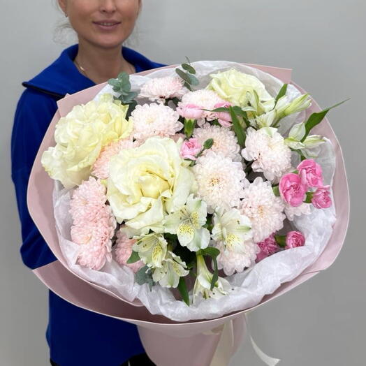 Букет из роз хризантем и альстромерий