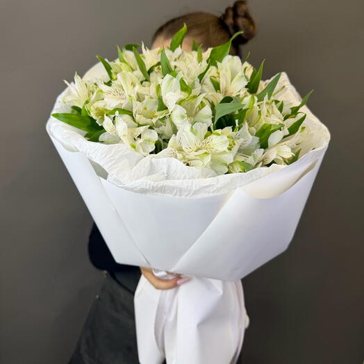 Монобукет белых альстромерий в дизайнерской упаковке «Белоснежка»