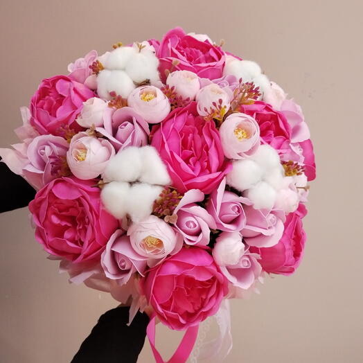 Композиция из мыльных пионов и роз с хлопком