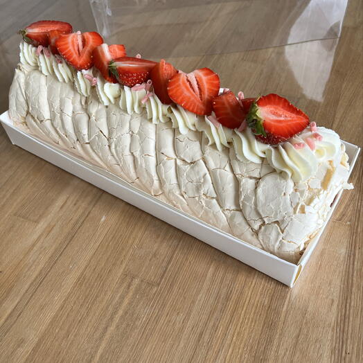 Меренговый рулет с клубникой