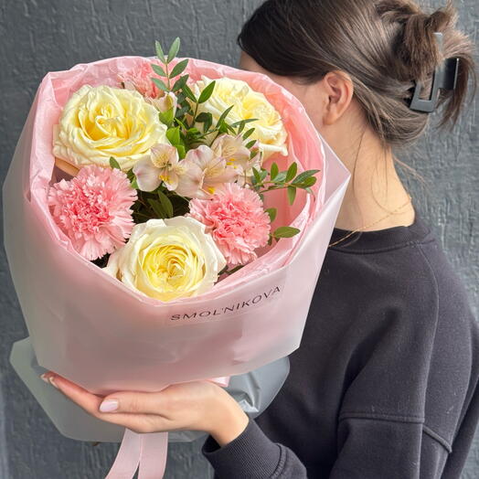 Шикарный букет цветов 😍/ розы , розовые диантусы и альстромерия