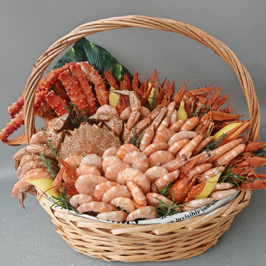 Корзина с крабом, раками и креветками