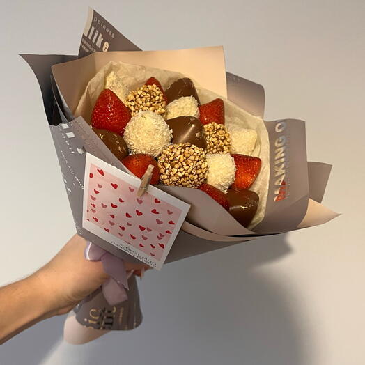 Букет из клубники в шоколаде со свежей клубникой