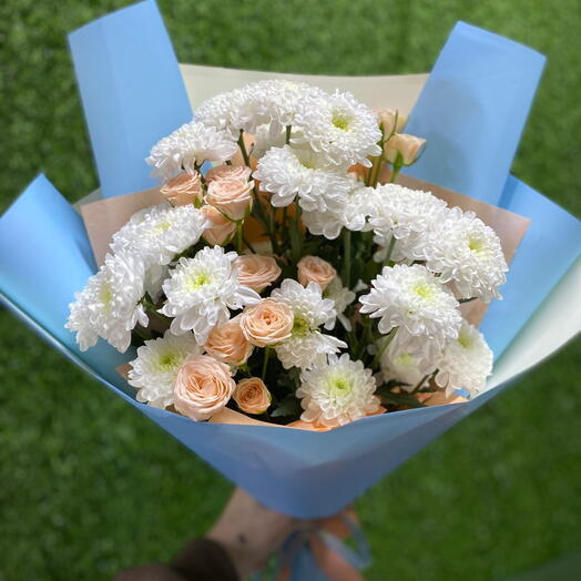 Хризантемы с кустовой розой