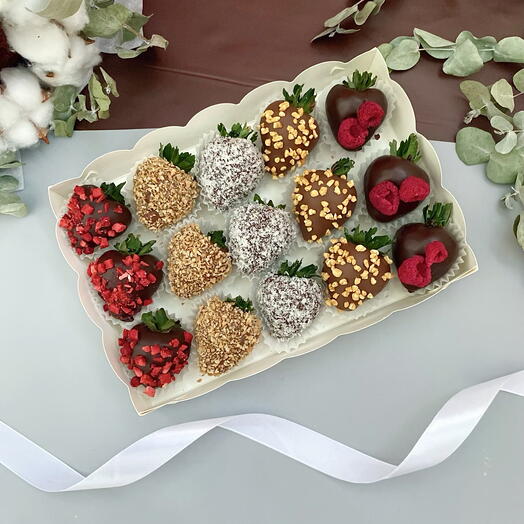 Клубника в тёмном и молочном шоколаде