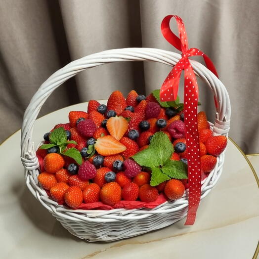 Корзина с клубникой и мятой