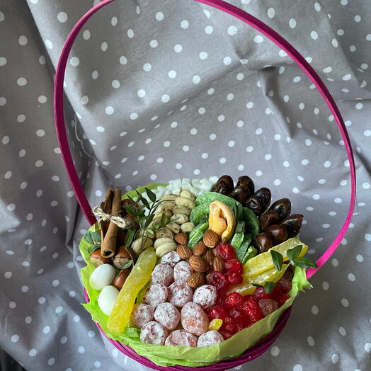 Корзина с сухофруктами и орехами Каприз