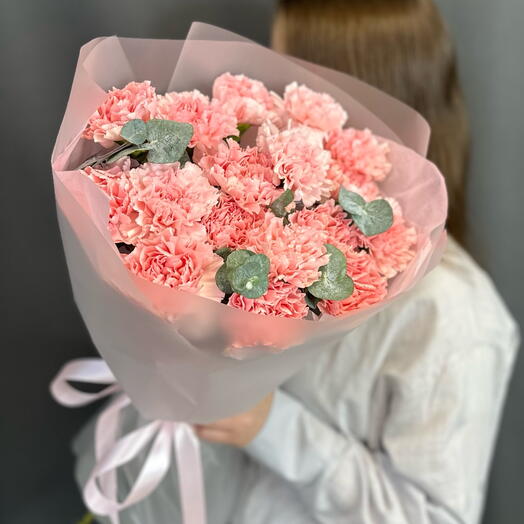 Букет розовых диантусов с эвкалиптом