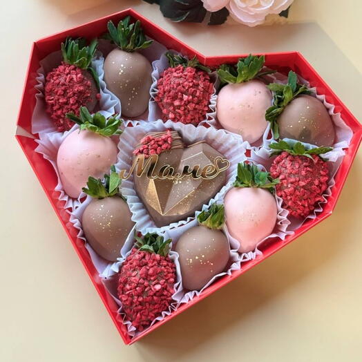 Клубника в шоколаде в сердце с дубайским шоколадом в подарок маме на день мамы