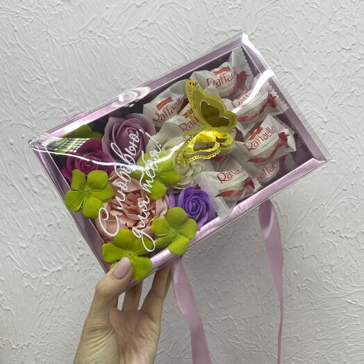 Набор конфет Raffaello с мыльными цветами для мамы