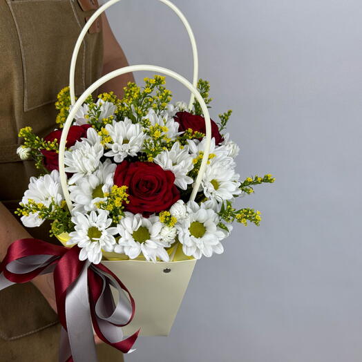 Букет из 3 красных роз и 3 белых ромашек