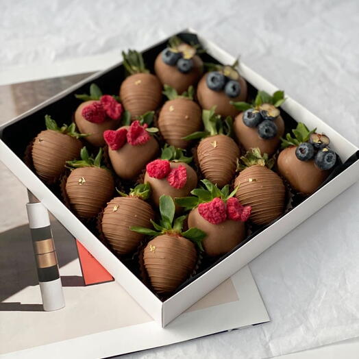 Клубника в шоколаде со свежей голубикой 16 шт