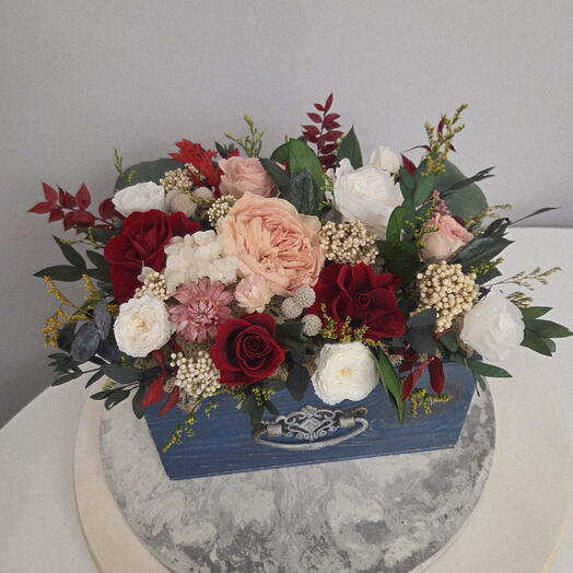 Композиция из сухоцветов и стабилизированных роз в ящичке