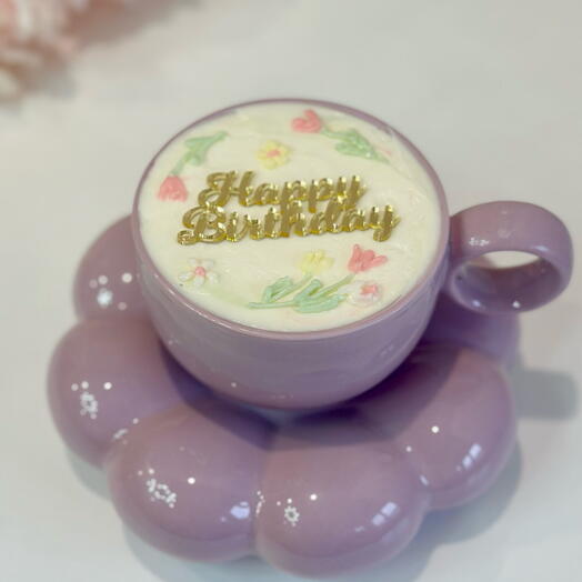 Торт в чашке фиолетовой