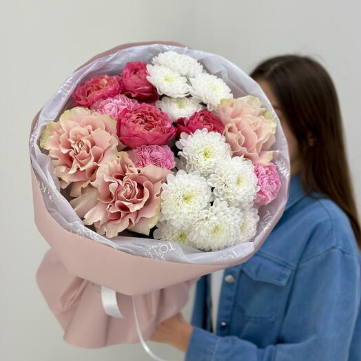 Букет с пионовидными кустовыми розами, диантусами и хризантемой💗