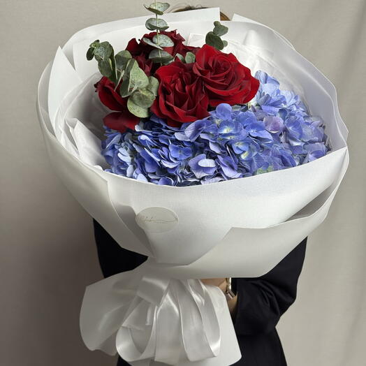 Гортензия и французские розы