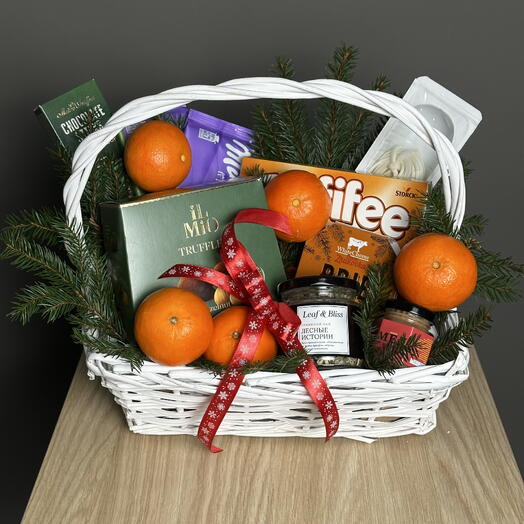 Новогодняя корзина с мандаринами, сладостями, сыром, чаем и медом🎁🎄🍫🧀🍯☕️🍊