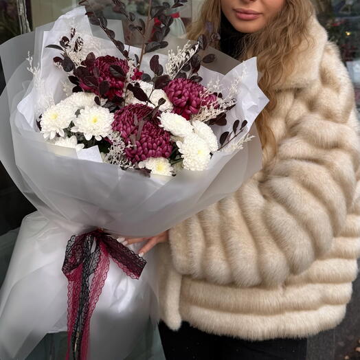 Букет хризантем с эвкалиптом