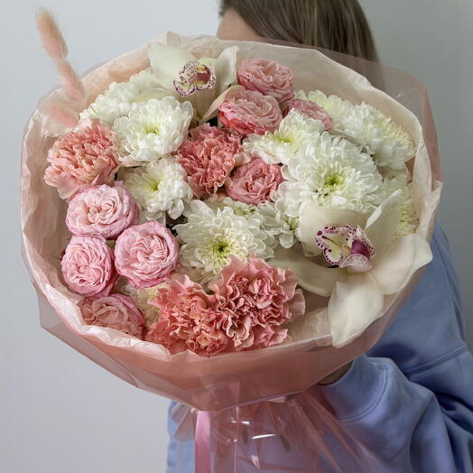 Авторский букет с орхидеей , кустовой пионовидной розой и хризантемой