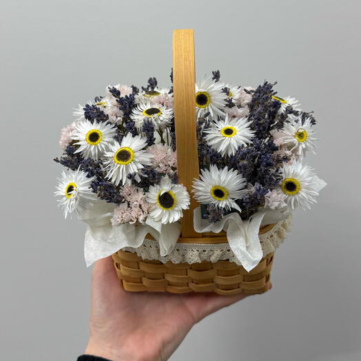 Корзинка из сухоцветов с лавандой