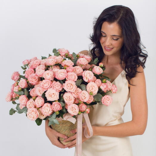 Розы Мадам Бомбастик в плетеной корзине