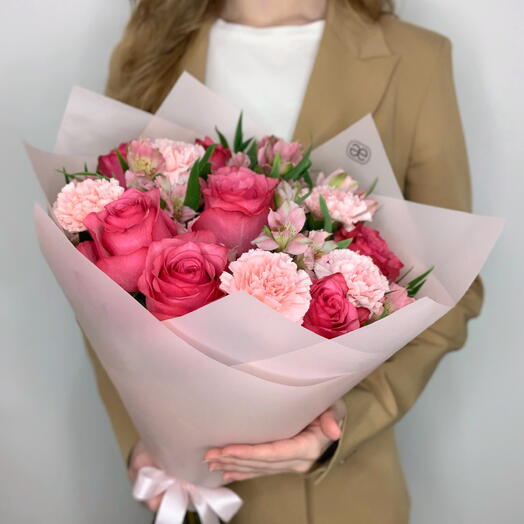 Букет из роз "Лола", розовых альстромерий и розовых диантусов