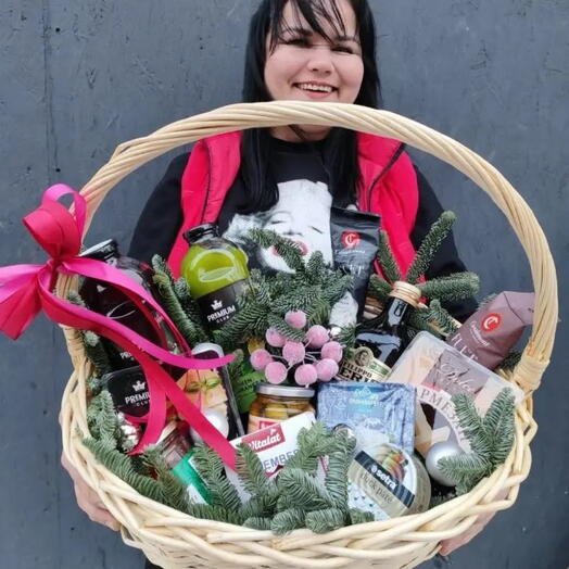 Подарочная корзина с благородными сырами, колбасами, оливками, каперсами, соками