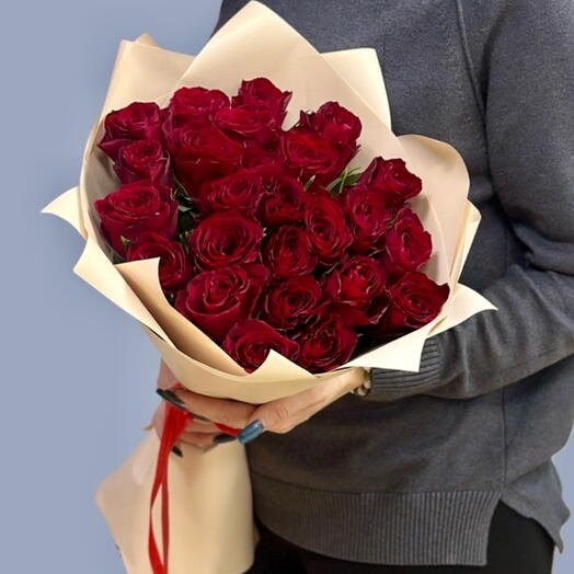 Букет из 25 красных роз с оформлением