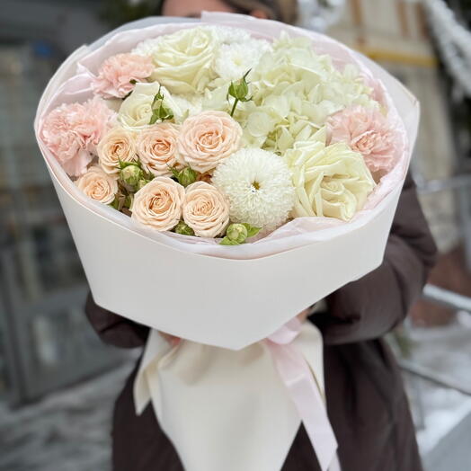 Авторский букет с кремовыми кустовыми розами 🌸