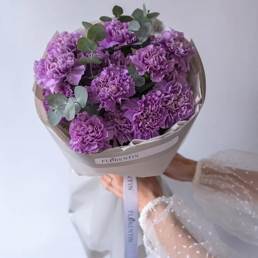 Buket od ljubicastih karanfila i eukaliptusa