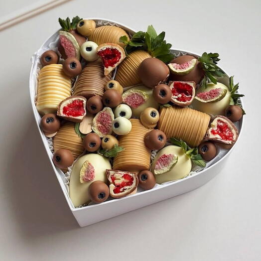 Клубника в коробке сердце с малиной