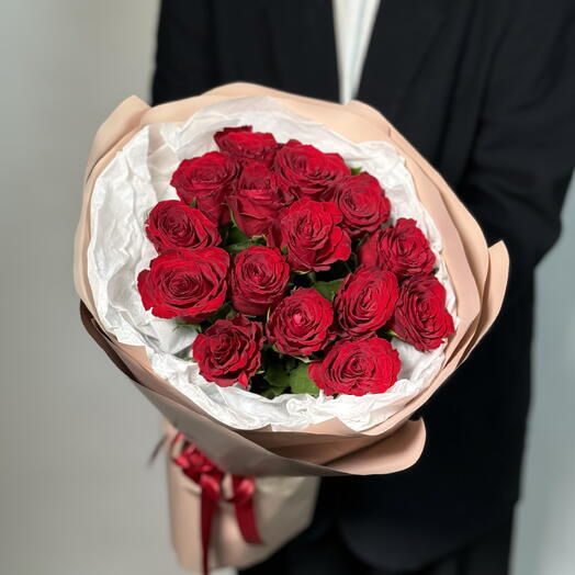 Моно букет из 15 красных роз