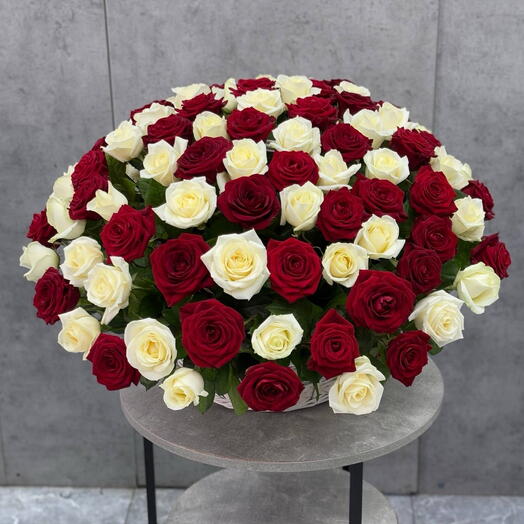 101 Роза белый с красными в корзине