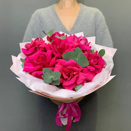 Малиновые французские розы 7 шт с эвкалиптом букет les fleur (В0093)