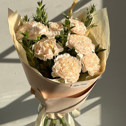 Стойкий монобукет из 7 бежевых диантусов