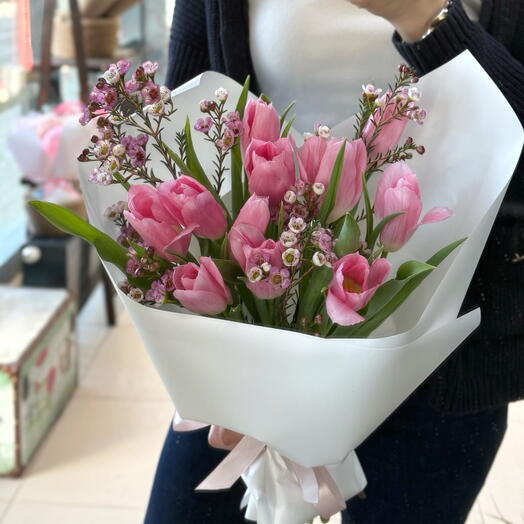 Весенний букет с тюльпанами и хамелациумом