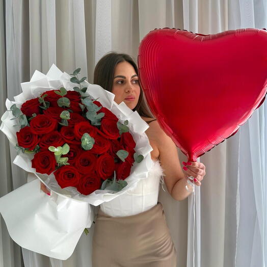 Подарочный набор: букет из 25 красных роз с эвкалиптом и шар сердце с гелием
