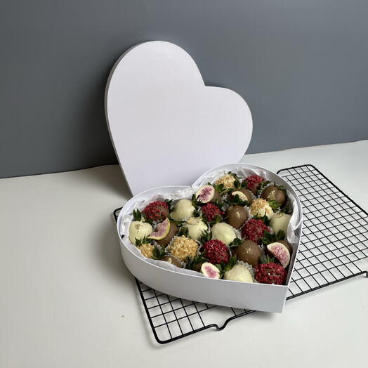 Клубника в шоколаде в коробке сердце 20-25 ягод