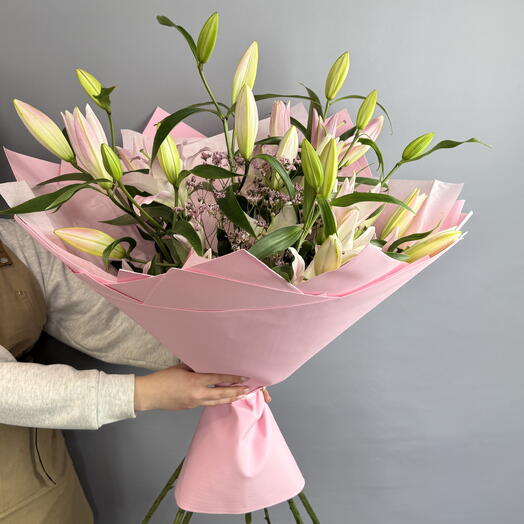 Пахнет дорого и выглядит так же — розовые лилии в оформлении 🌸