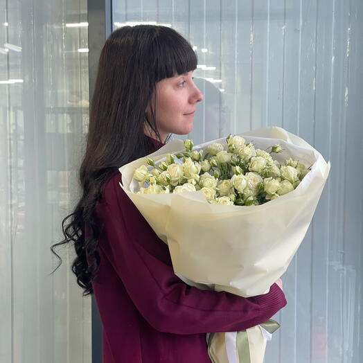 Букет  белой кустовой розы